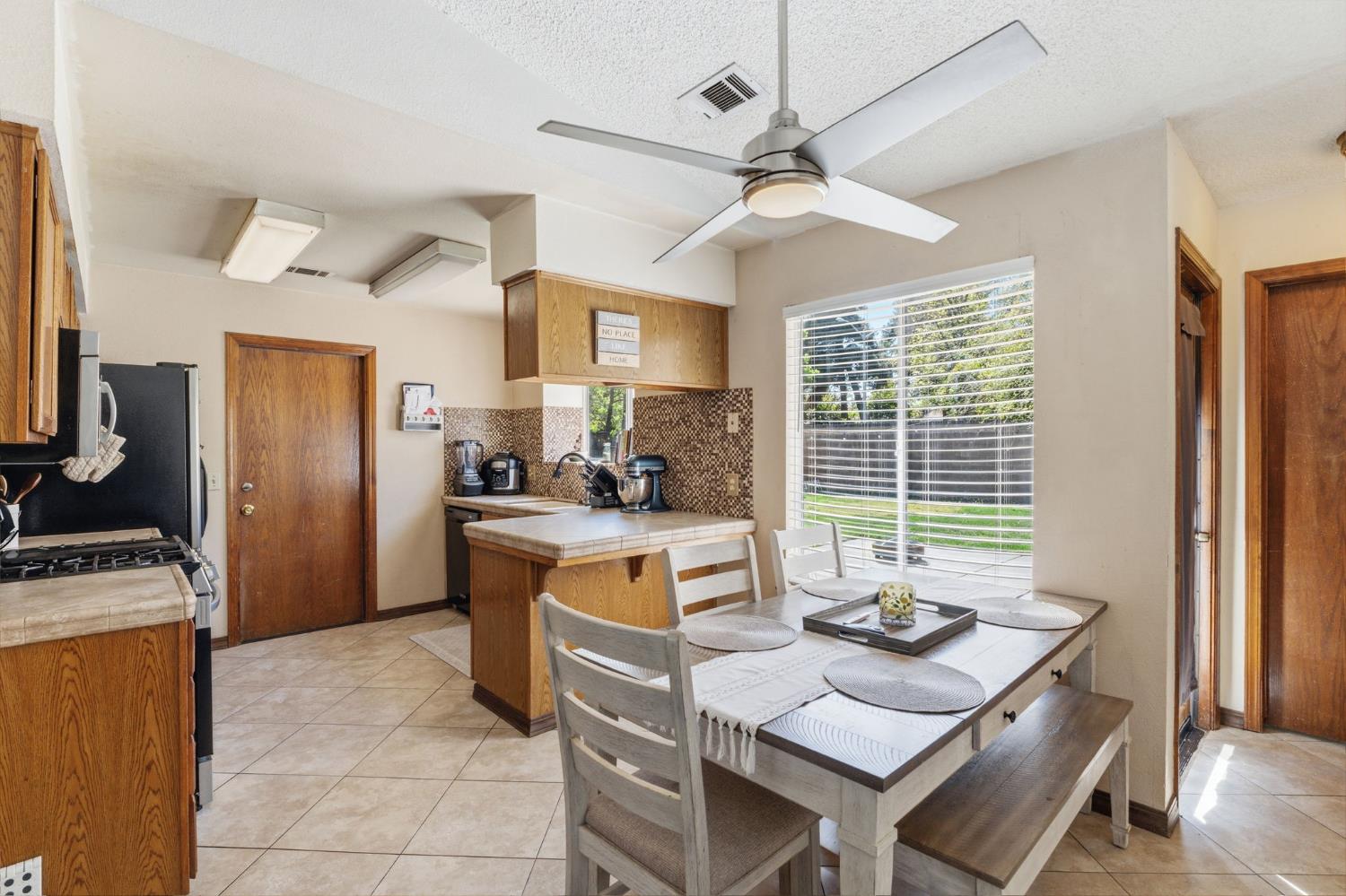 809 Wildwood Dr, Lemoore, CA 93245