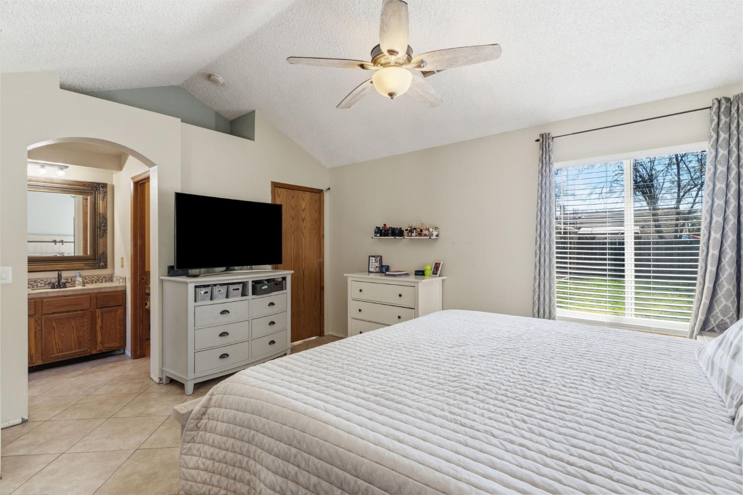 809 Wildwood Dr, Lemoore, CA 93245