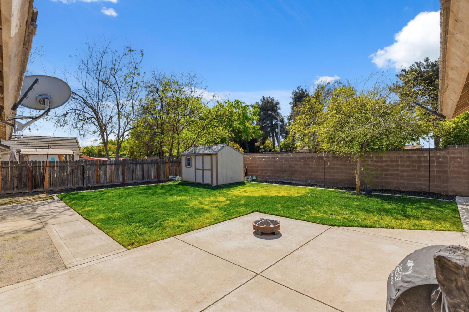 809 Wildwood Dr, Lemoore, CA 93245