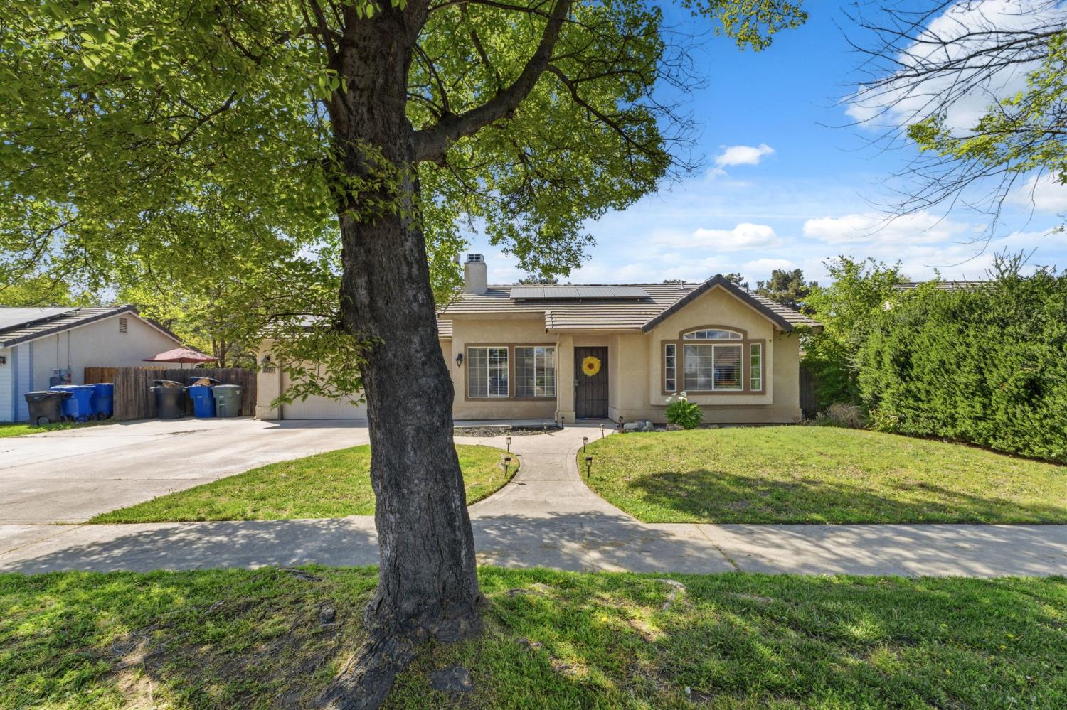 809 Wildwood Dr, Lemoore, CA 93245