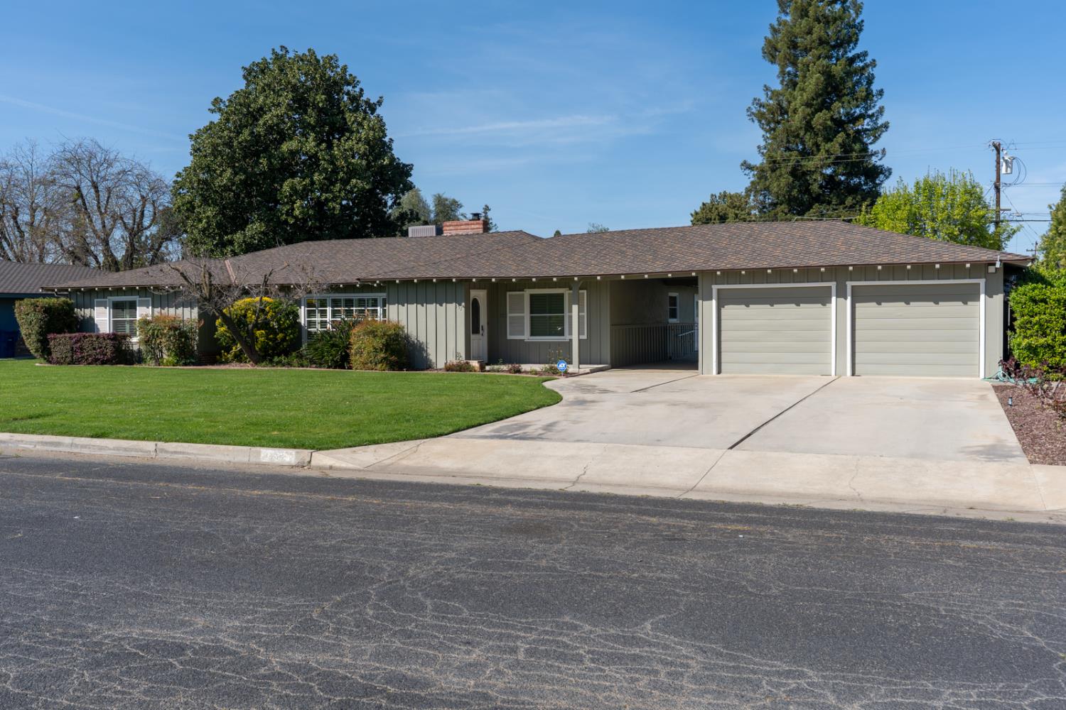 157 N Park Dr, Madera, CA 93637