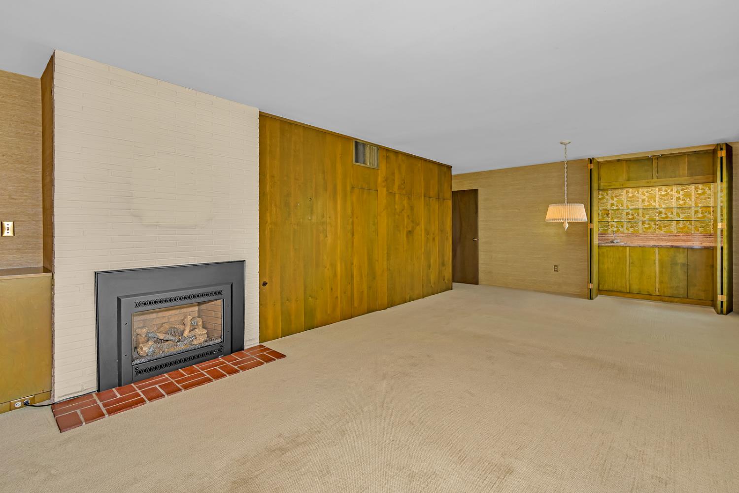 157 N Park Dr, Madera, CA 93637