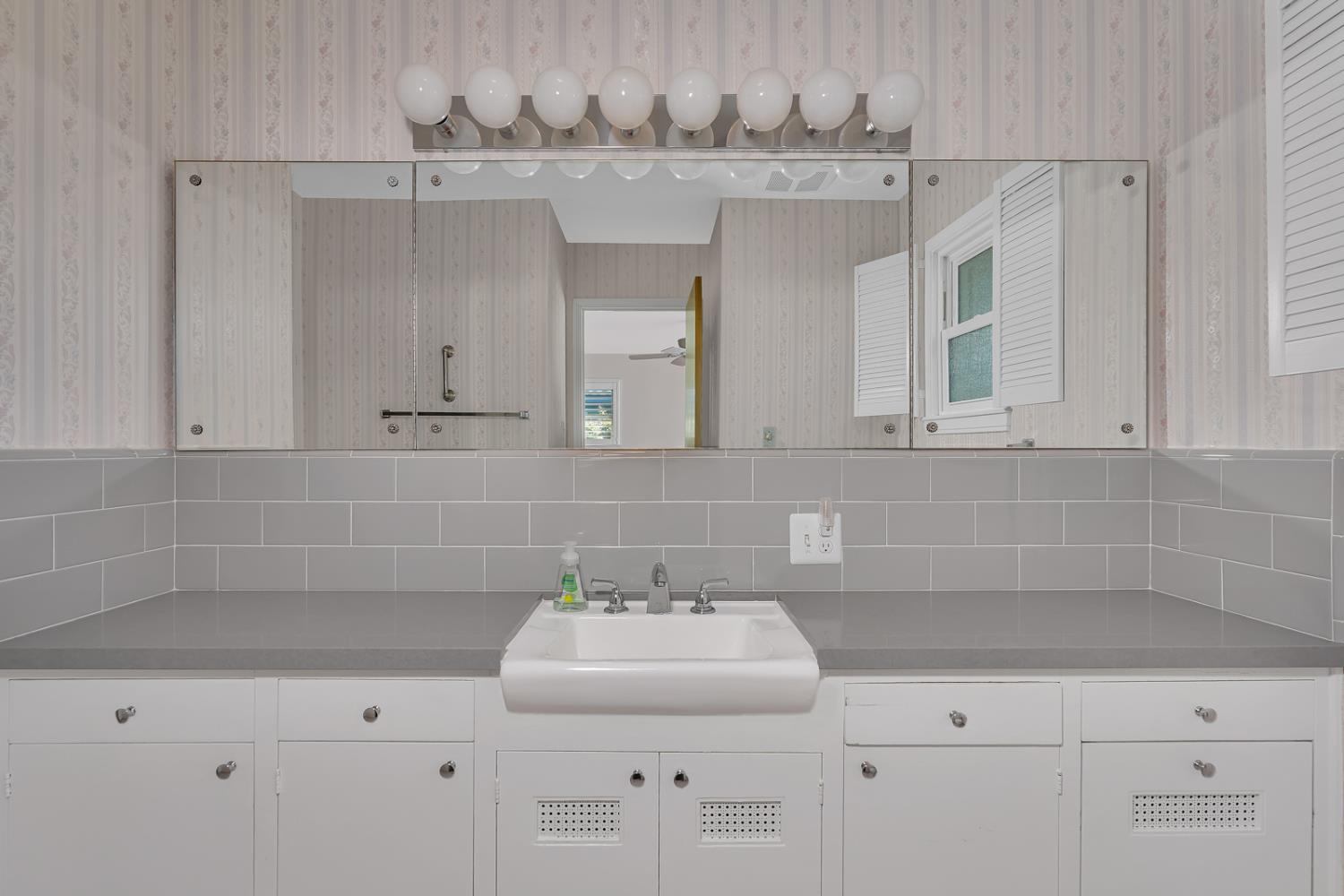 157 N Park Dr, Madera, CA 93637