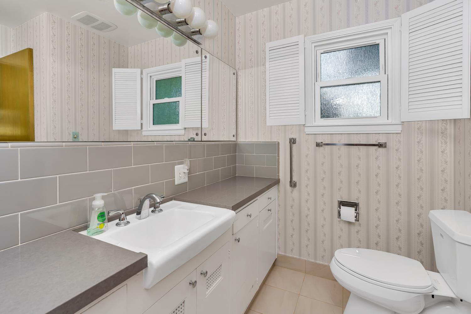 157 N Park Dr, Madera, CA 93637