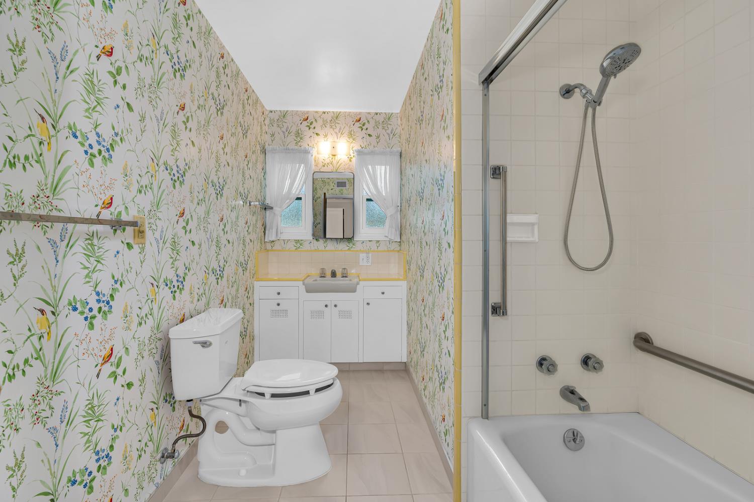 157 N Park Dr, Madera, CA 93637