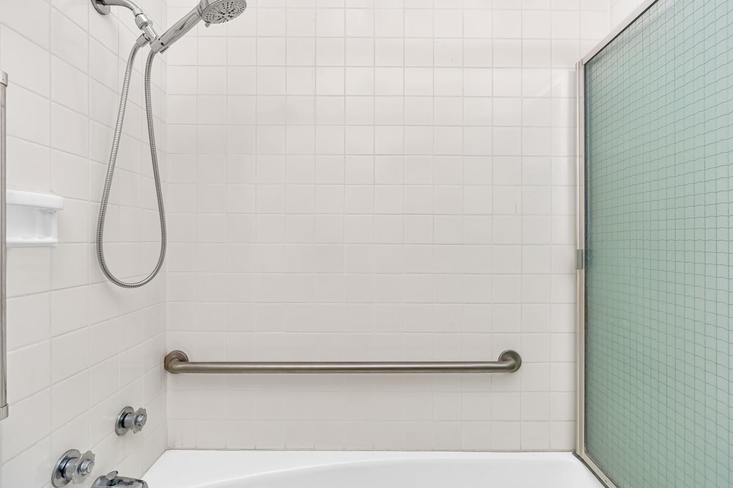 157 N Park Dr, Madera, CA 93637