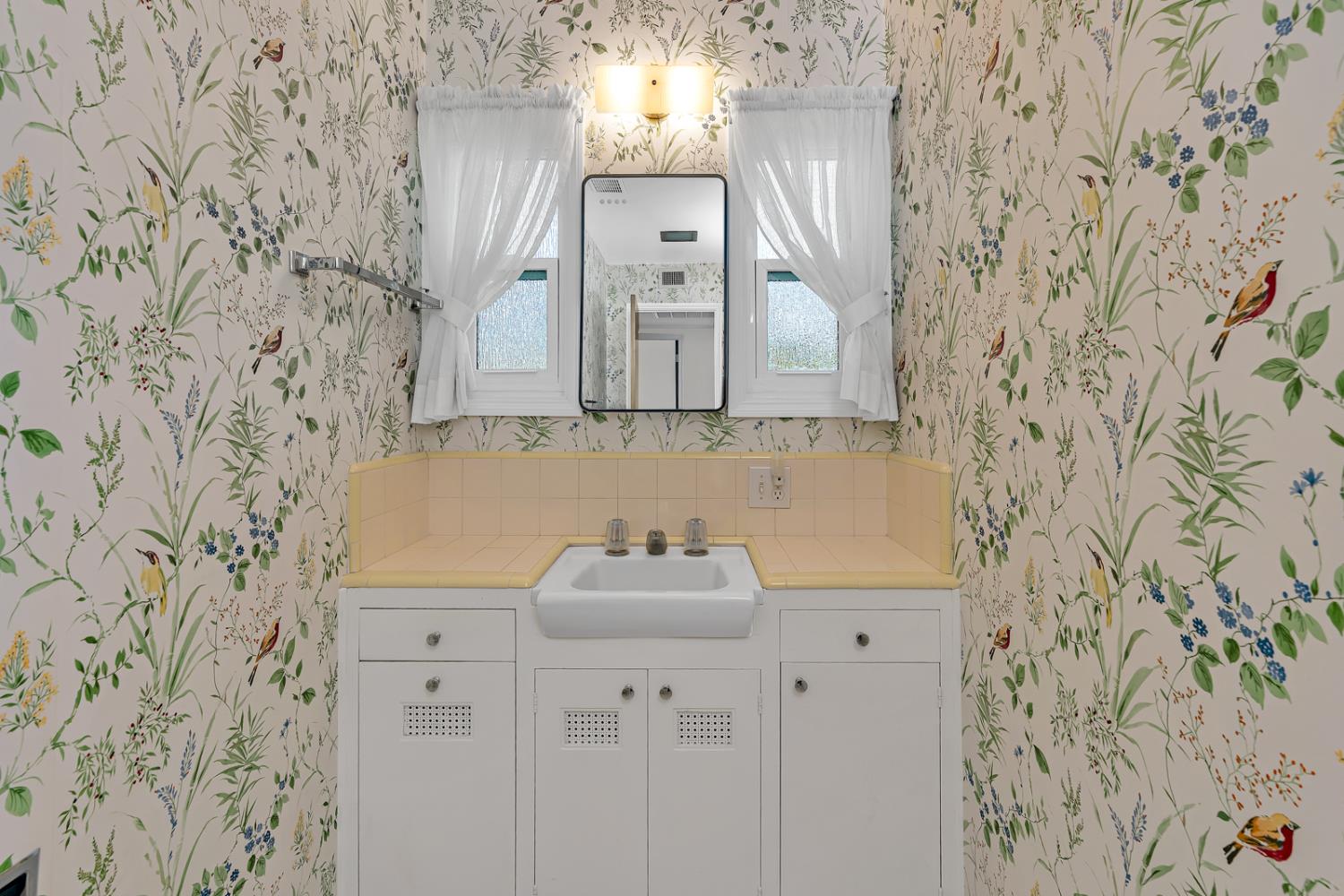 157 N Park Dr, Madera, CA 93637