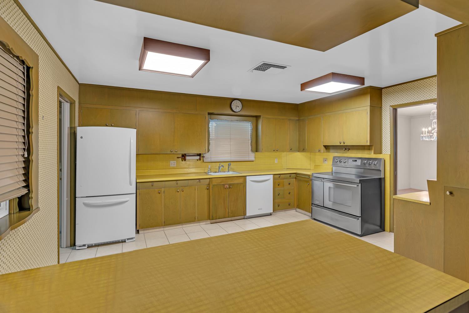 157 N Park Dr, Madera, CA 93637