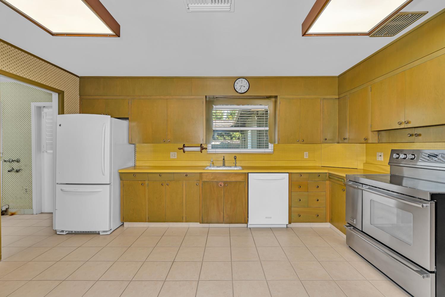 157 N Park Dr, Madera, CA 93637