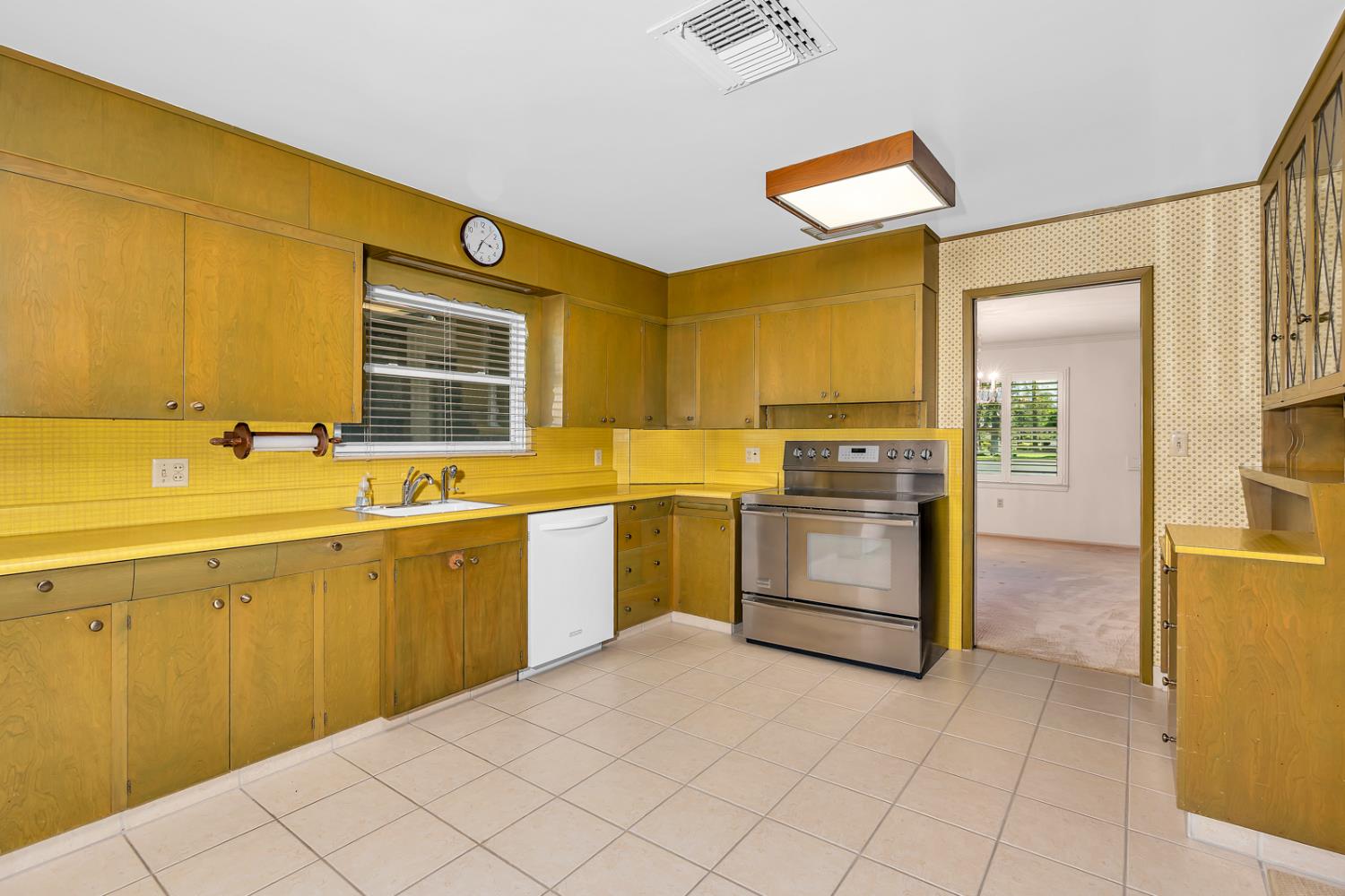 157 N Park Dr, Madera, CA 93637