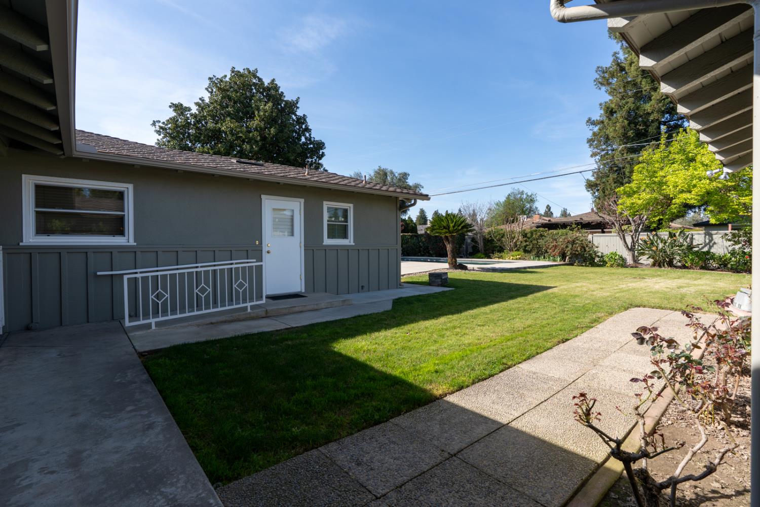 157 N Park Dr, Madera, CA 93637