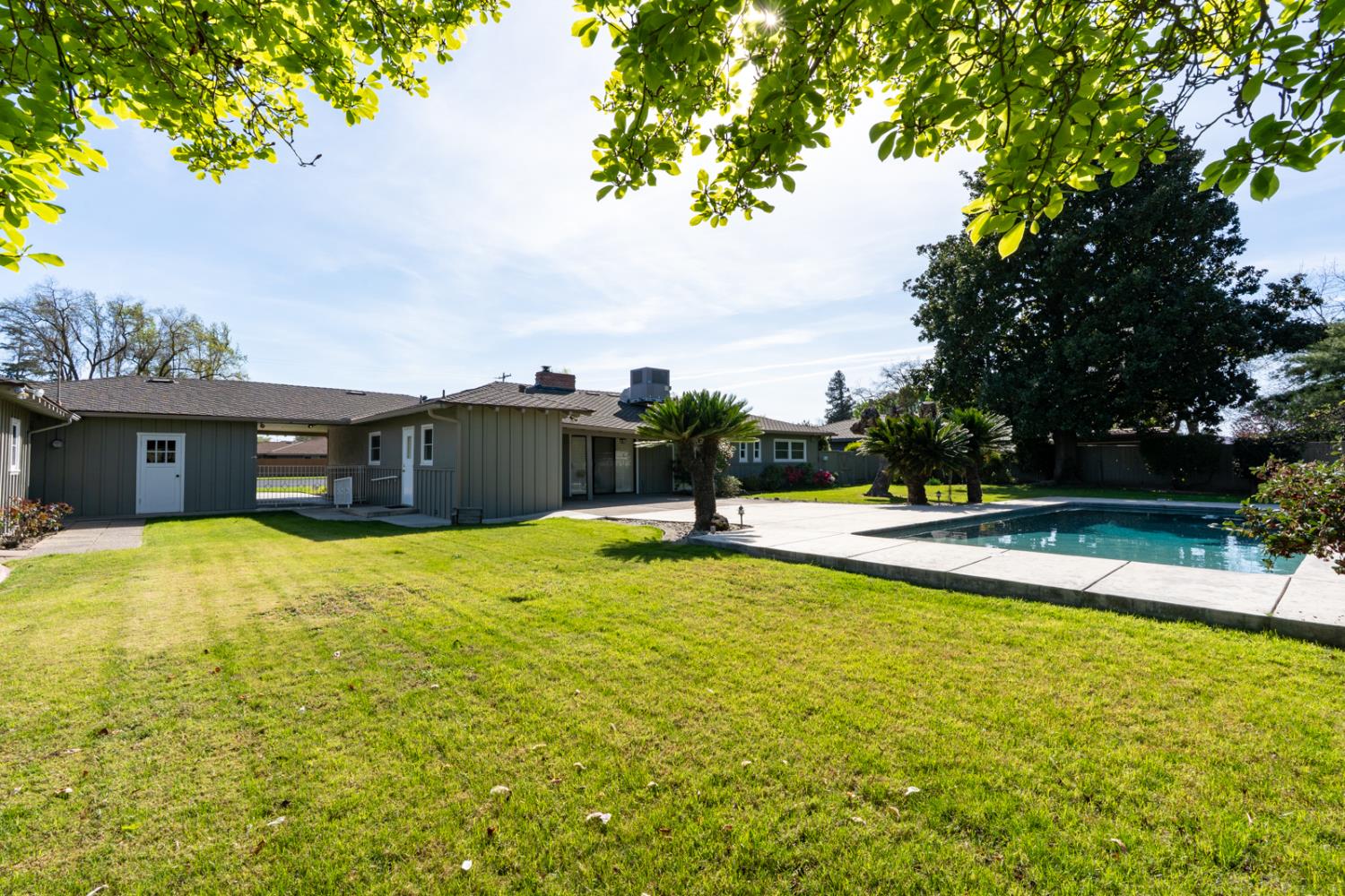 157 N Park Dr, Madera, CA 93637