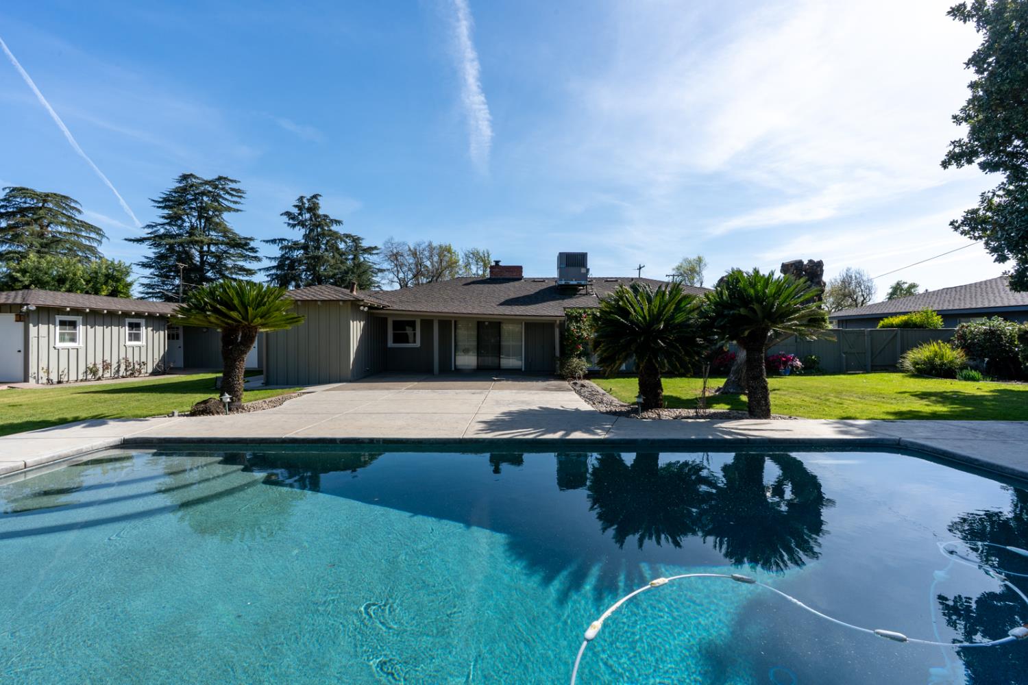 157 N Park Dr, Madera, CA 93637