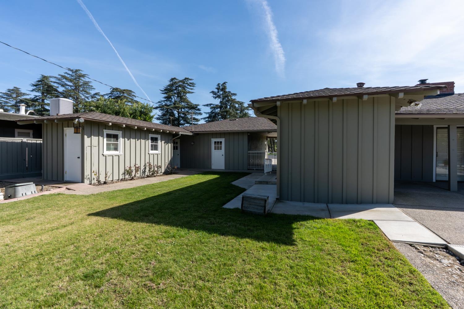 157 N Park Dr, Madera, CA 93637