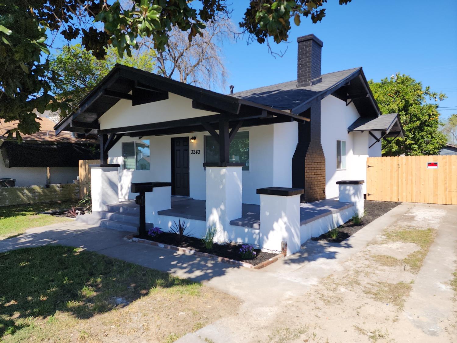 3243 E McKenzie Ave, Fresno, CA 93702