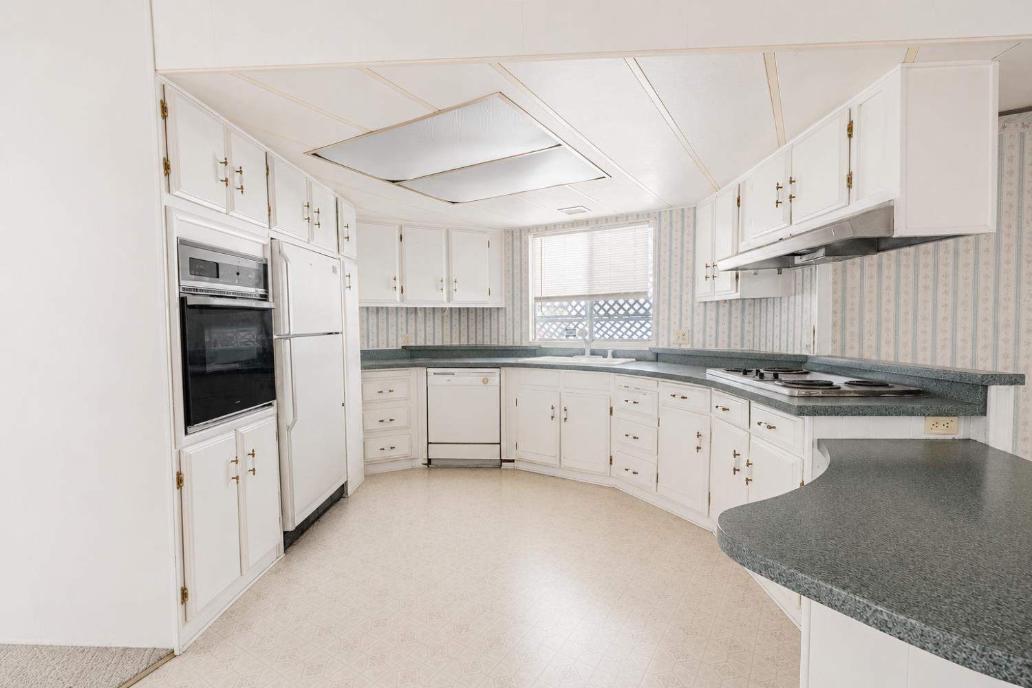 1218 E Cleveland Ave #152, Madera, CA 93638
