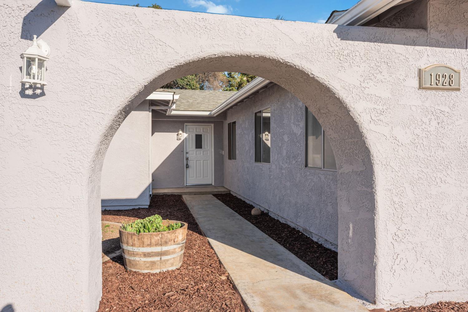 1928 S Linwood St, Visalia, CA 93277