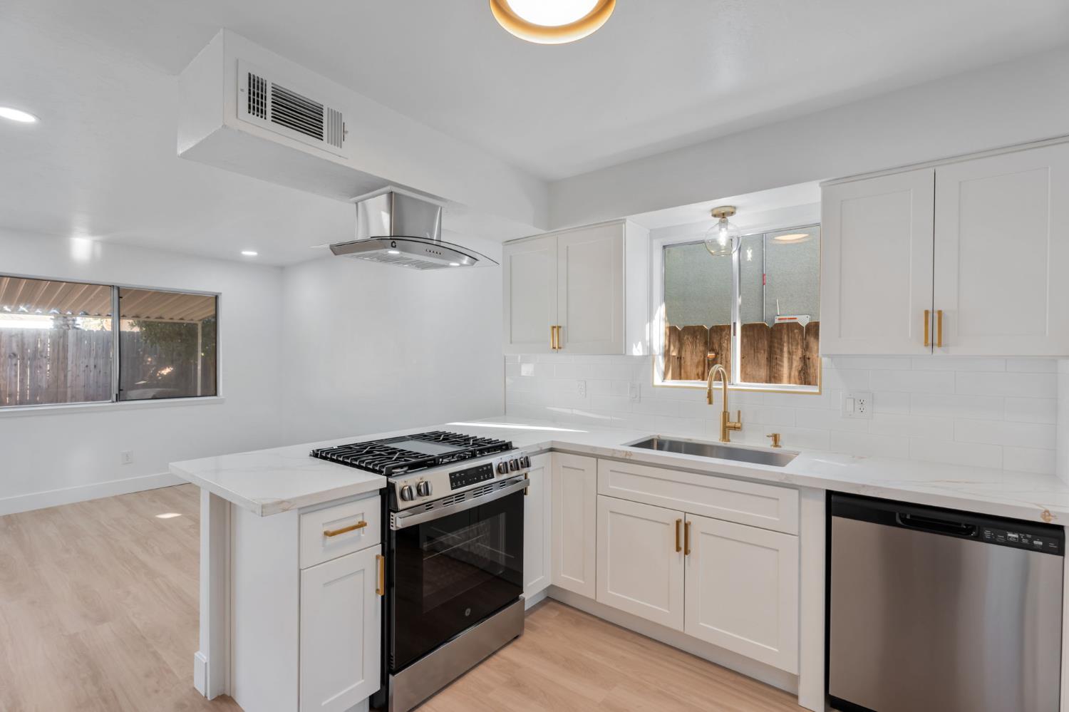 1928 S Linwood St, Visalia, CA 93277