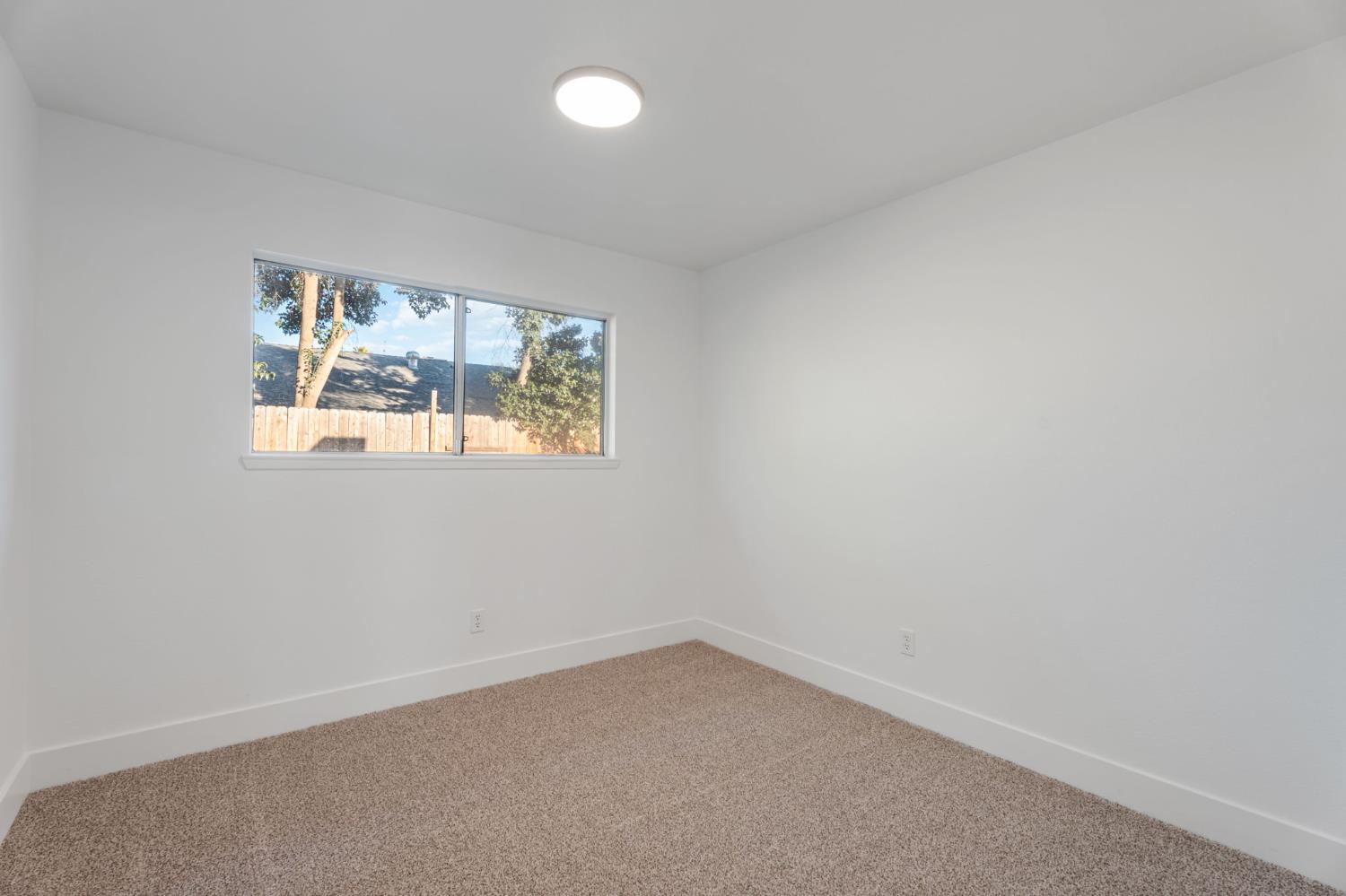 1928 S Linwood St, Visalia, CA 93277