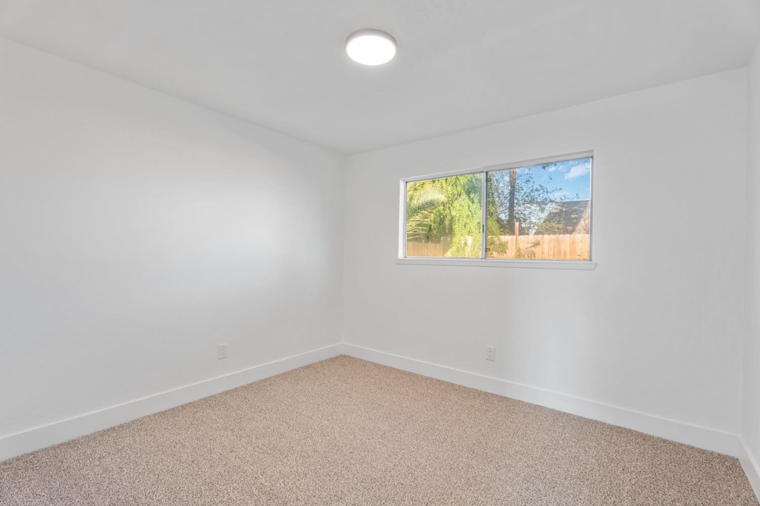 1928 S Linwood St, Visalia, CA 93277