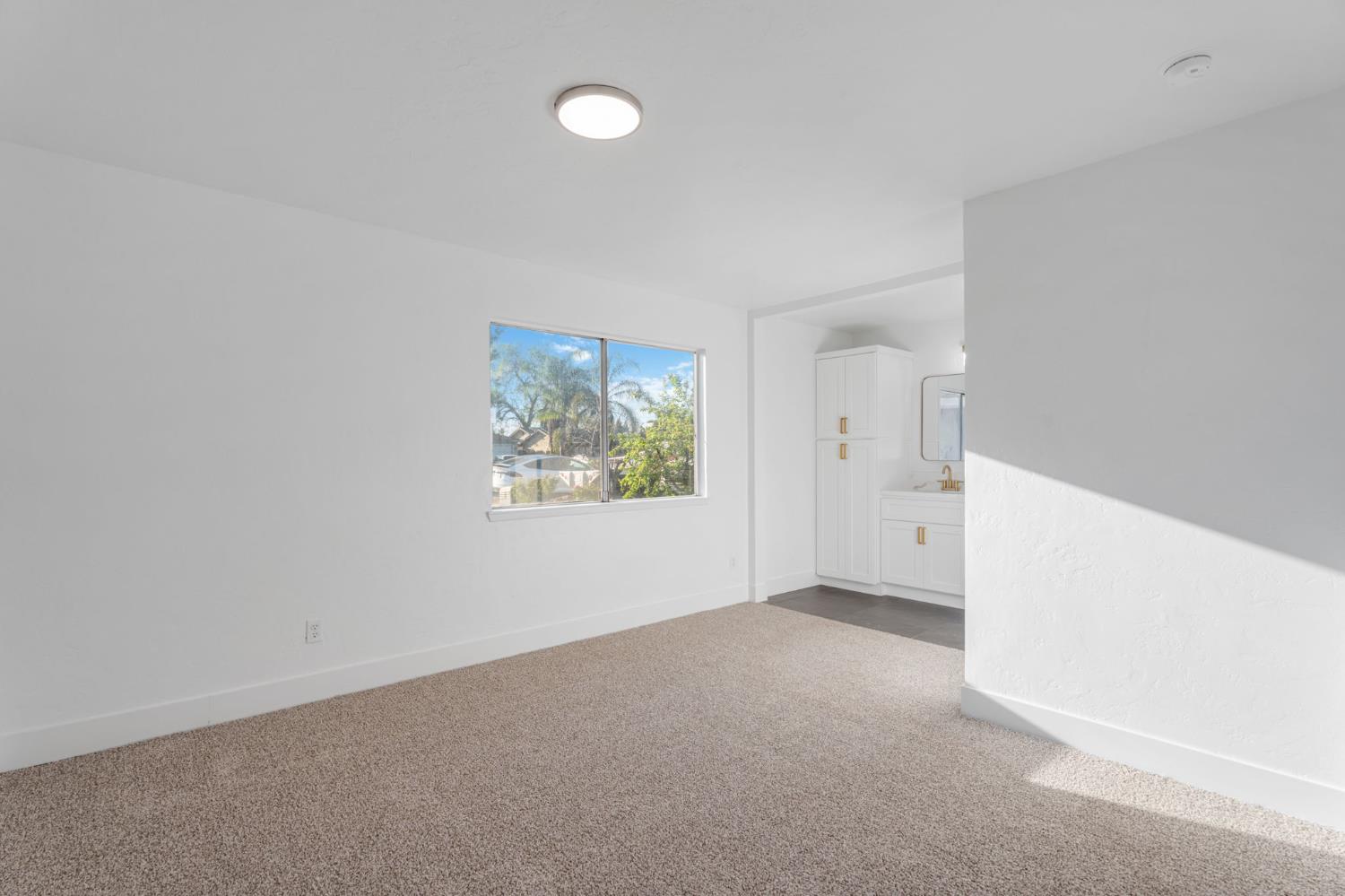 1928 S Linwood St, Visalia, CA 93277