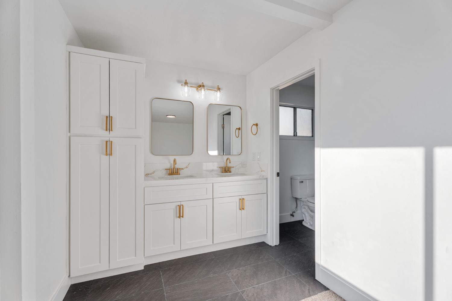 1928 S Linwood St, Visalia, CA 93277