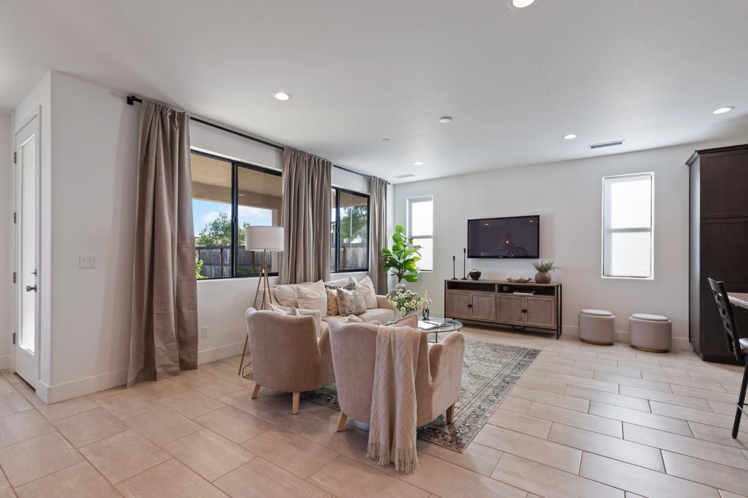 1022 Moonrise Way, Madera, CA 93636