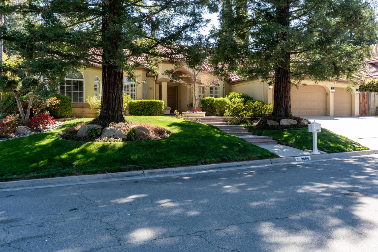 9484 N Woodmont Dr, Fresno, CA 93720