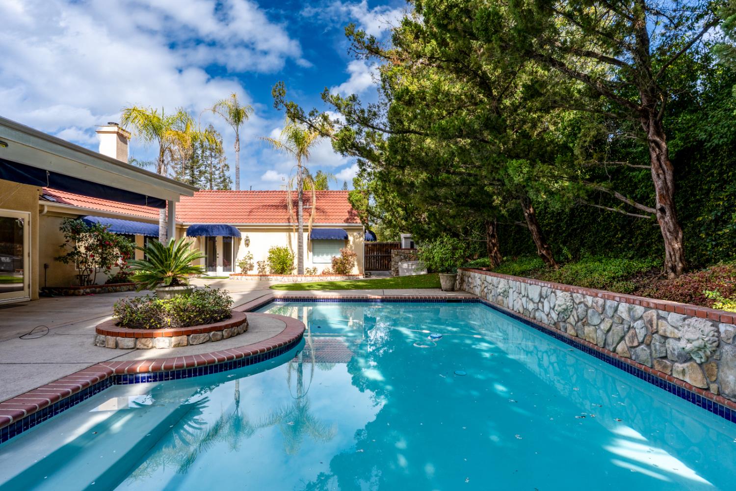 9484 N Woodmont Dr, Fresno, CA 93720