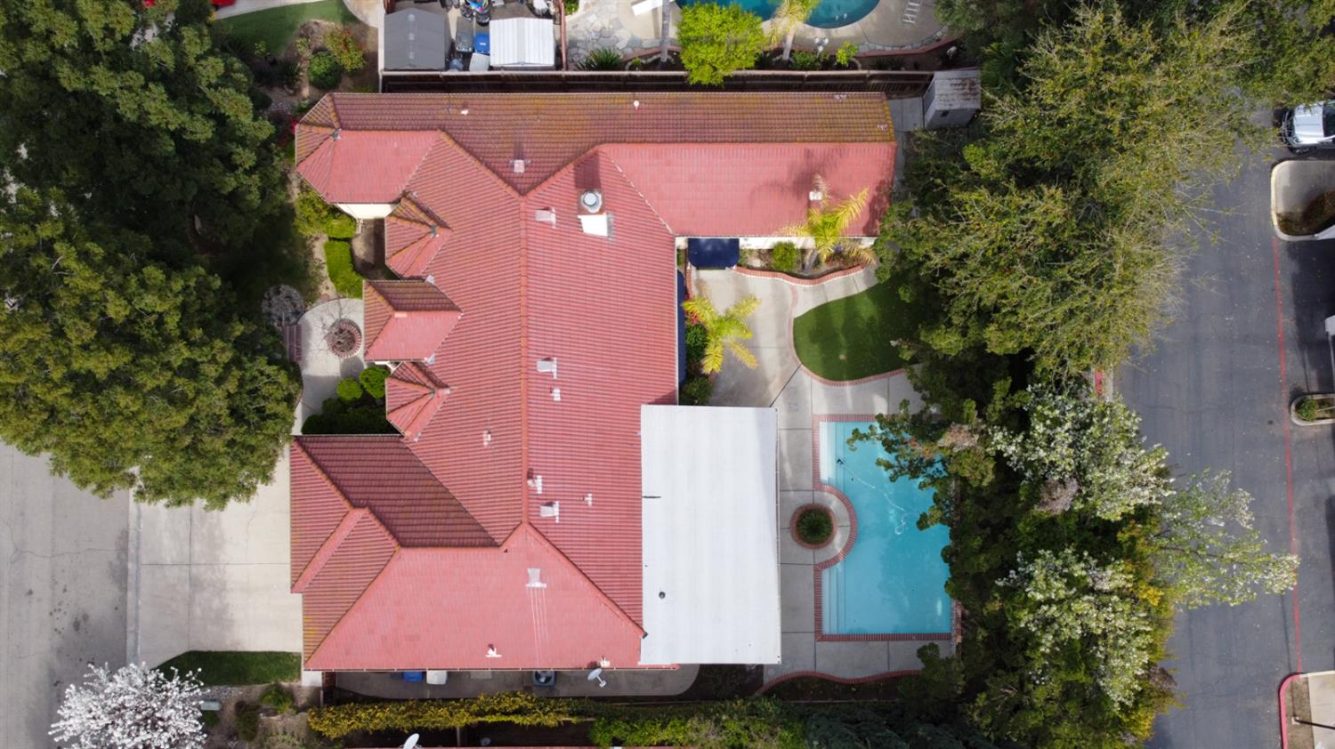 9484 N Woodmont Dr, Fresno, CA 93720