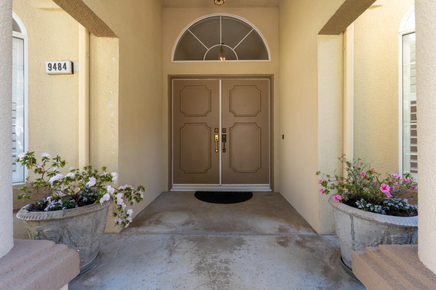 9484 N Woodmont Dr, Fresno, CA 93720