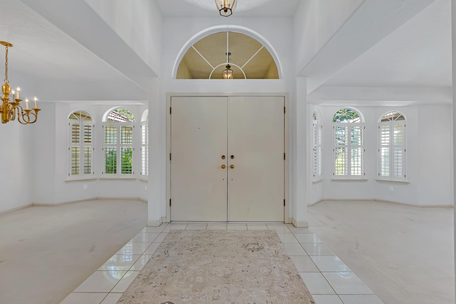 9484 N Woodmont Dr, Fresno, CA 93720