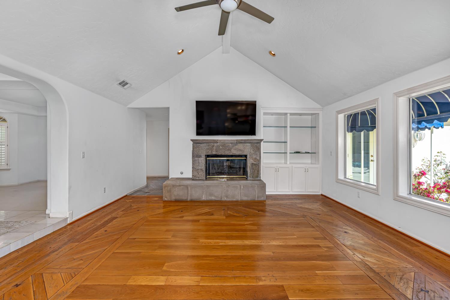 9484 N Woodmont Dr, Fresno, CA 93720