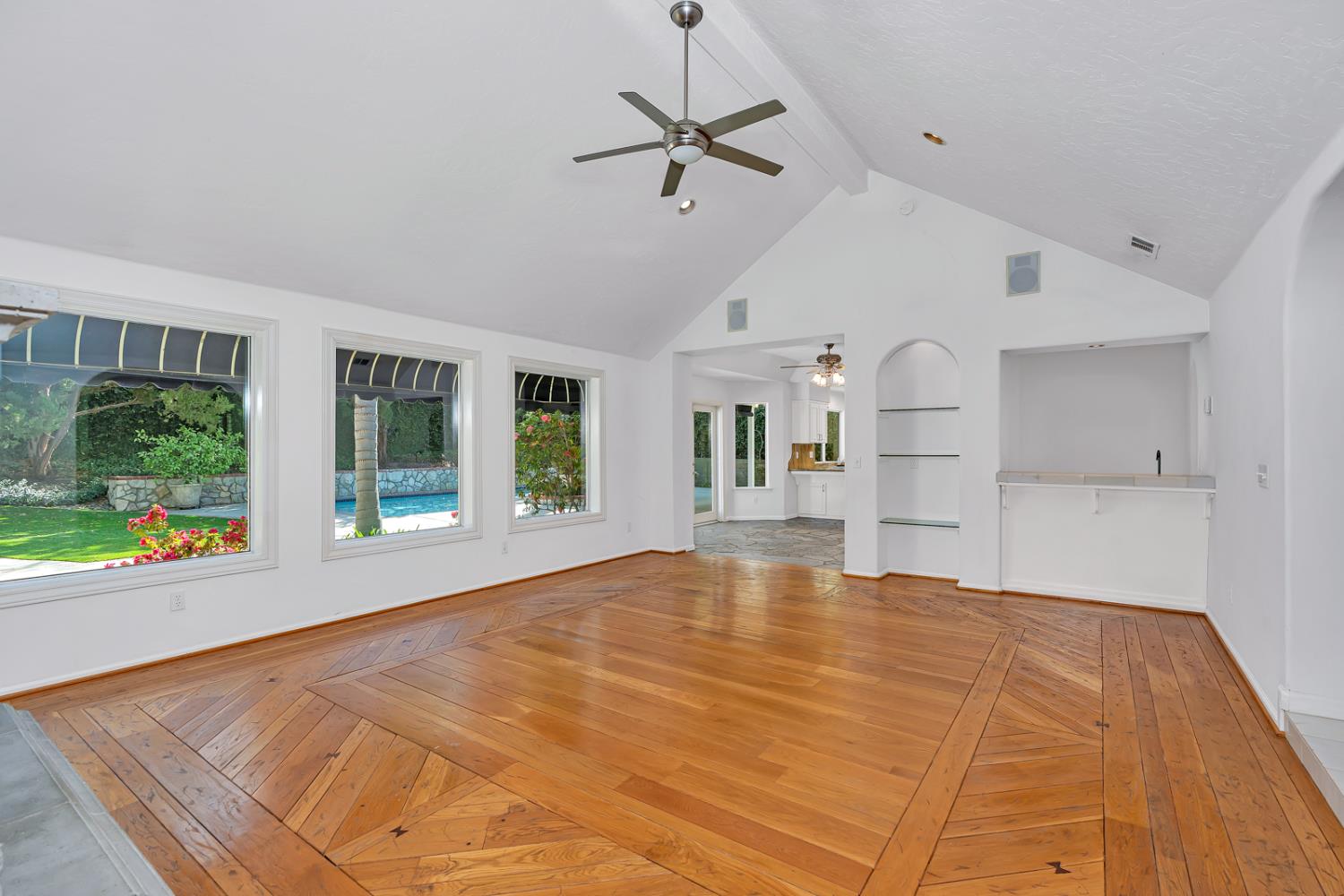 9484 N Woodmont Dr, Fresno, CA 93720