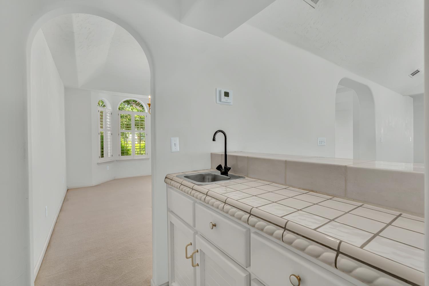 9484 N Woodmont Dr, Fresno, CA 93720