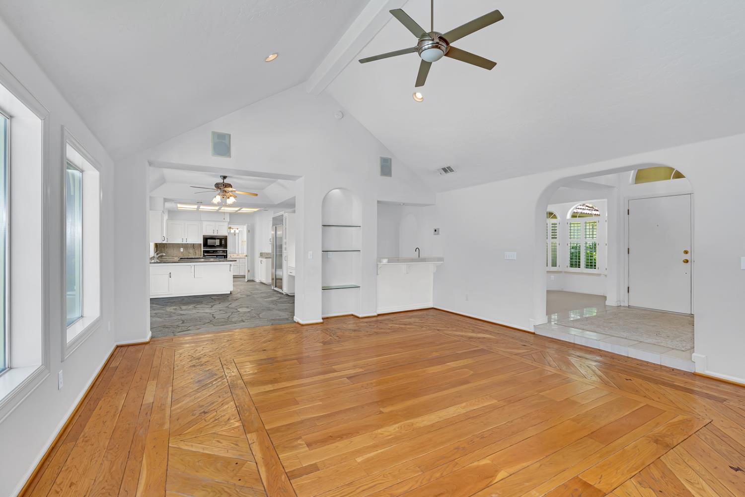 9484 N Woodmont Dr, Fresno, CA 93720