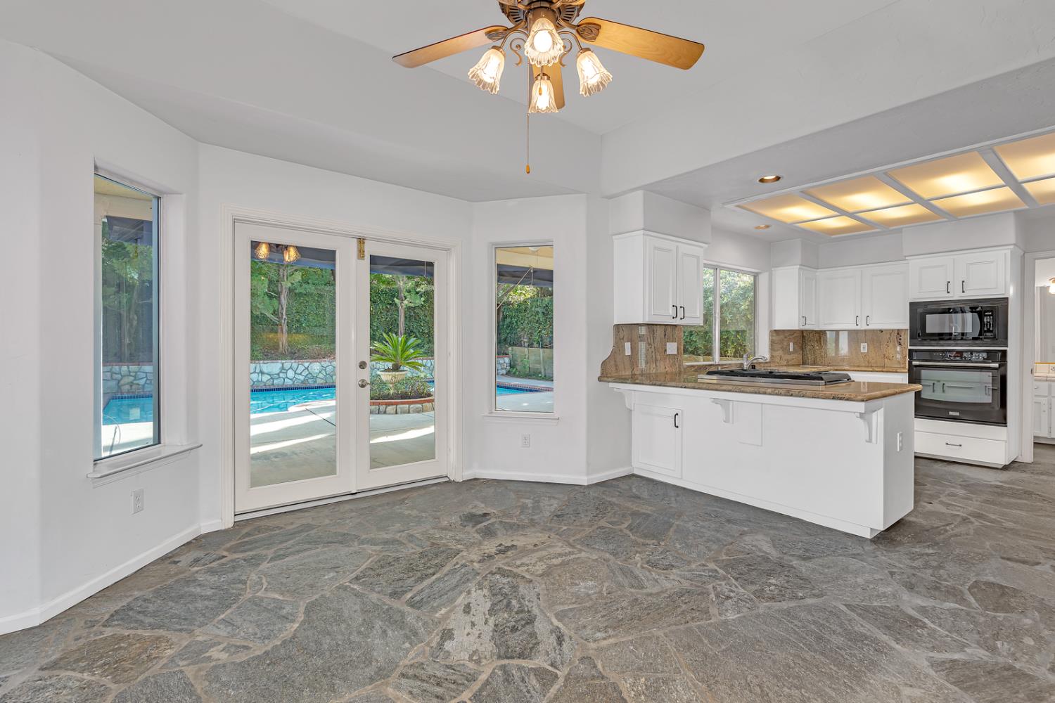 9484 N Woodmont Dr, Fresno, CA 93720