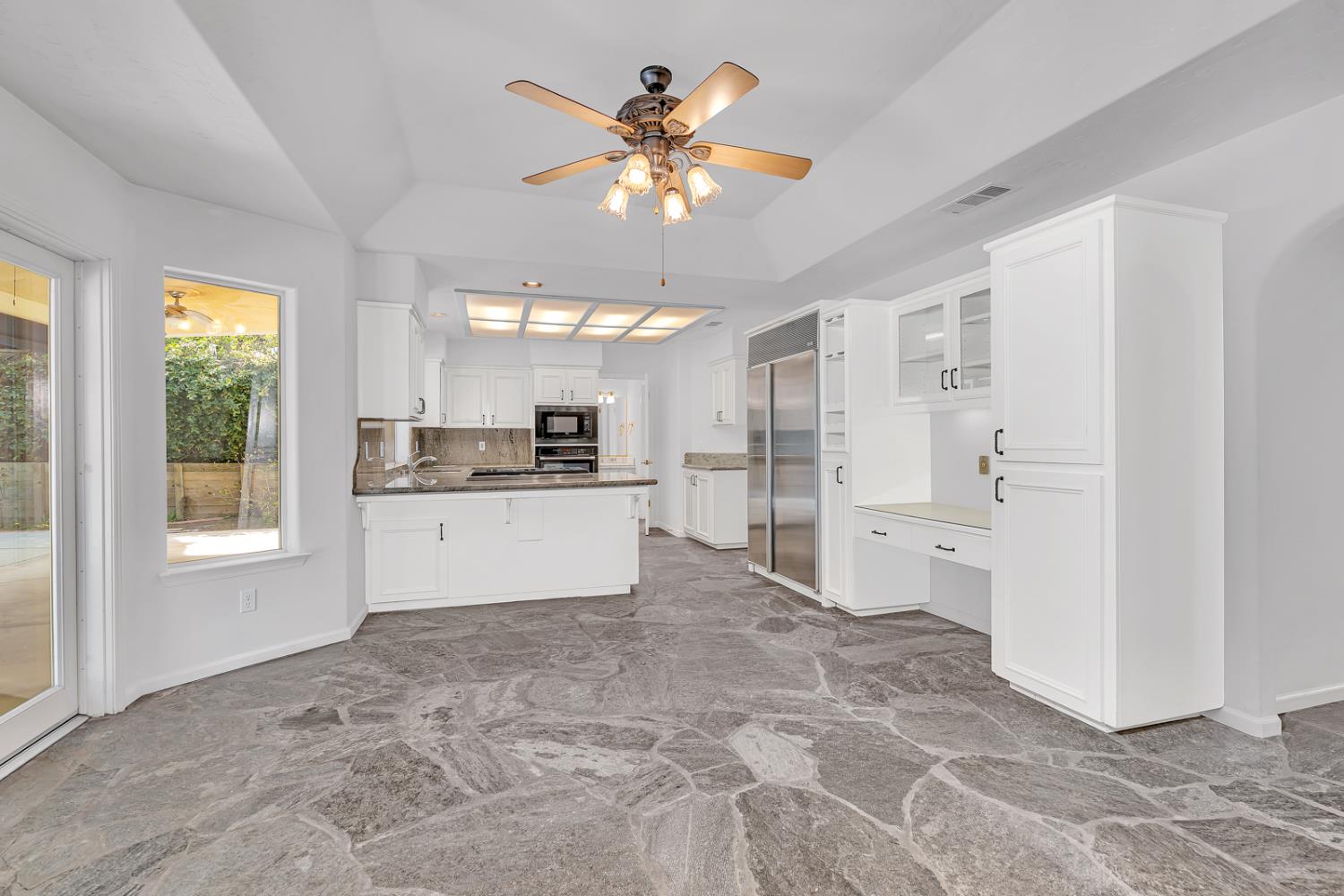 9484 N Woodmont Dr, Fresno, CA 93720