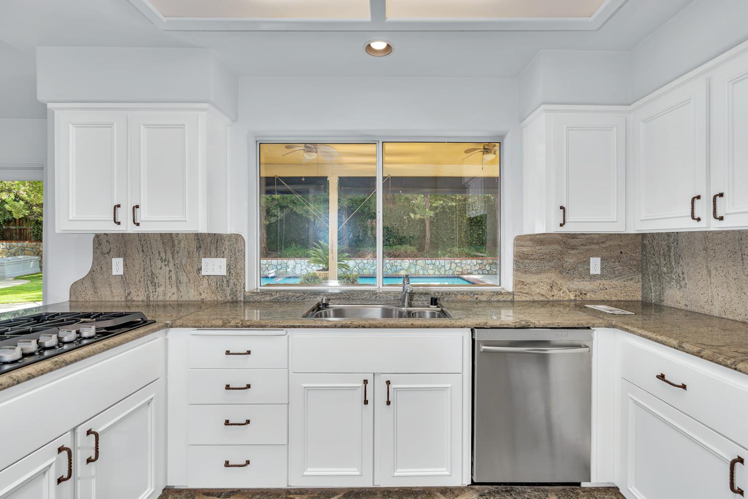 9484 N Woodmont Dr, Fresno, CA 93720