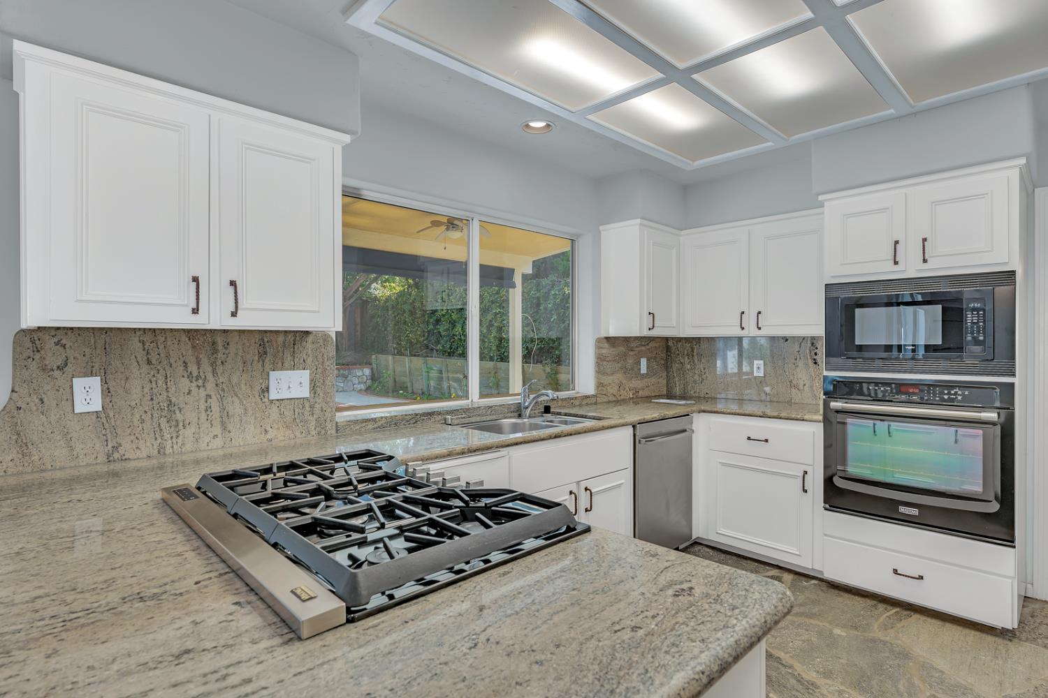 9484 N Woodmont Dr, Fresno, CA 93720