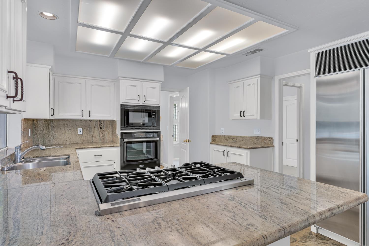 9484 N Woodmont Dr, Fresno, CA 93720