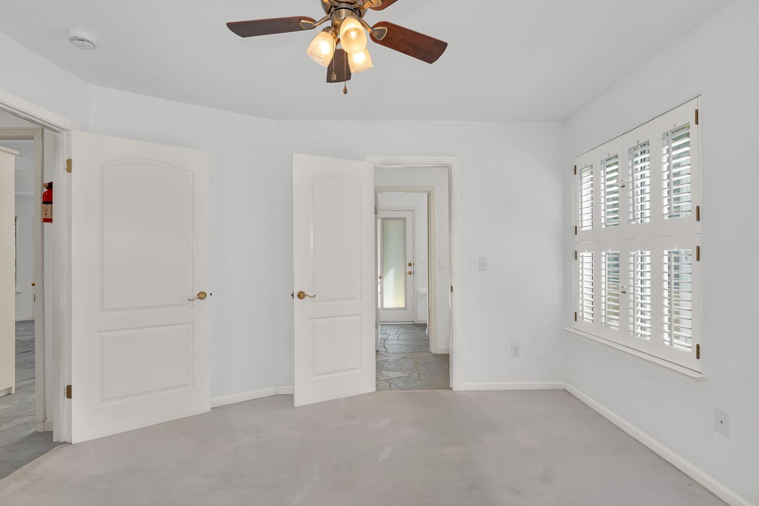 9484 N Woodmont Dr, Fresno, CA 93720