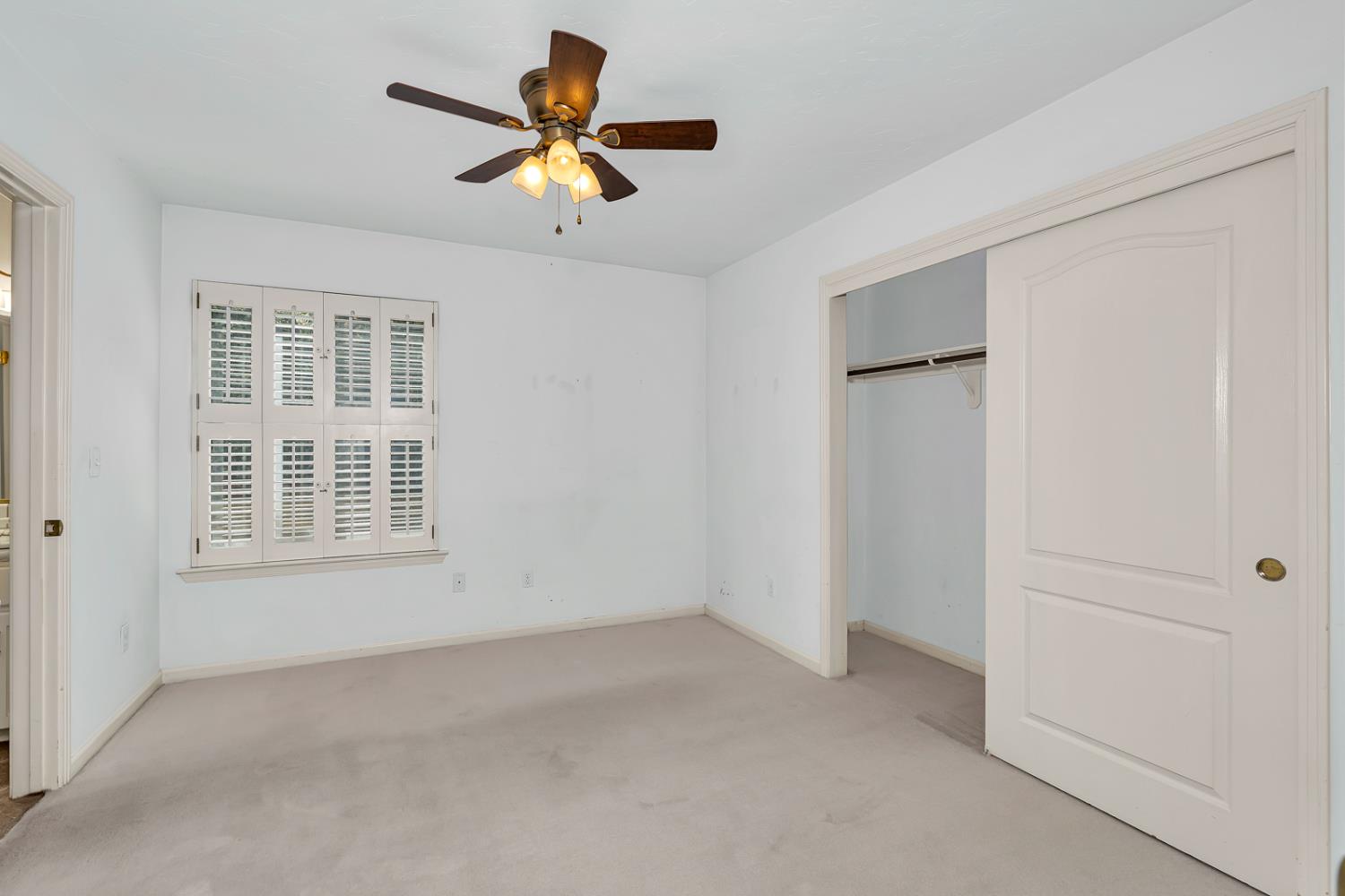 9484 N Woodmont Dr, Fresno, CA 93720