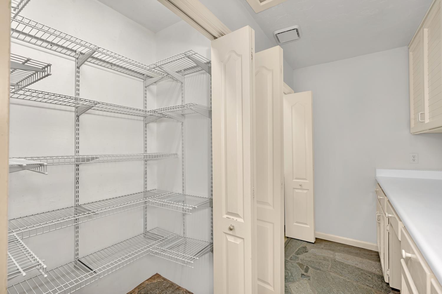 9484 N Woodmont Dr, Fresno, CA 93720