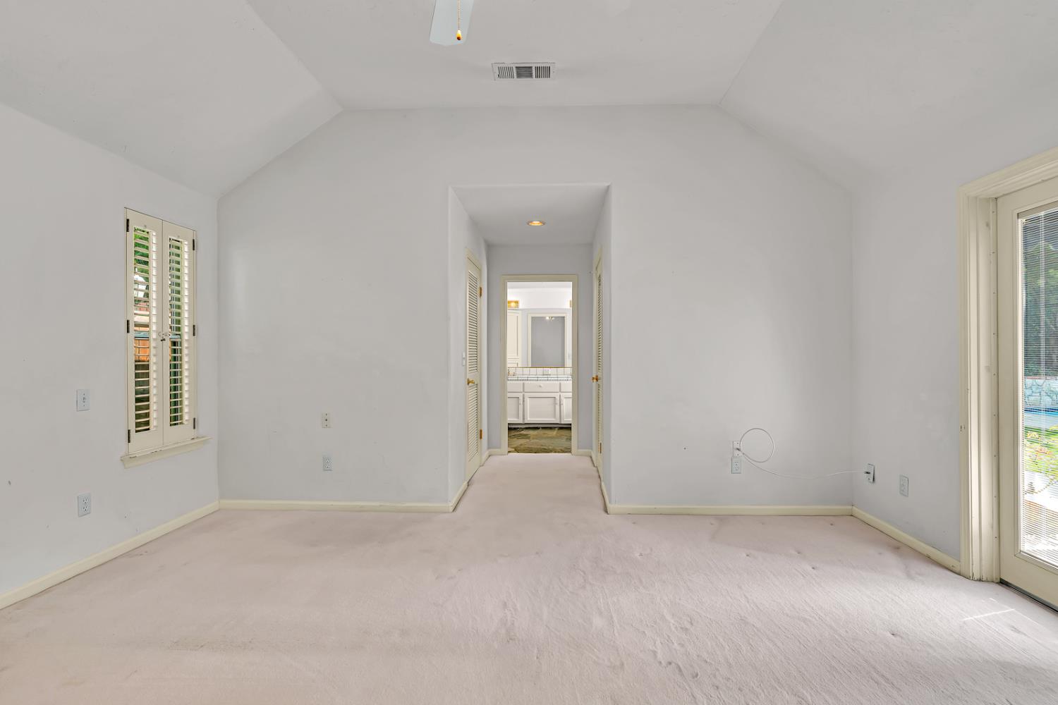 9484 N Woodmont Dr, Fresno, CA 93720