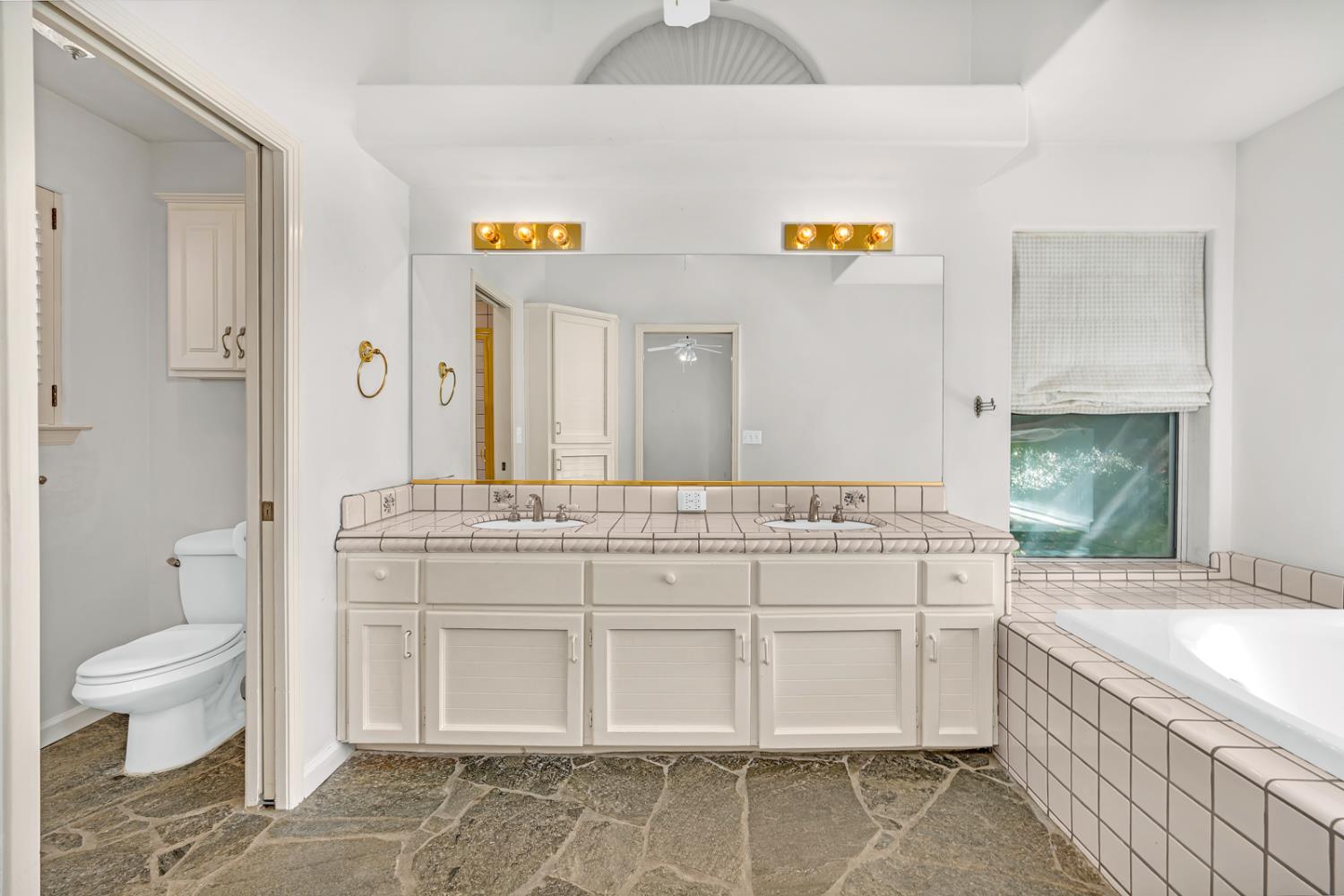 9484 N Woodmont Dr, Fresno, CA 93720