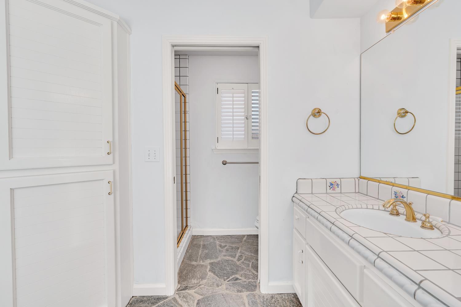 9484 N Woodmont Dr, Fresno, CA 93720