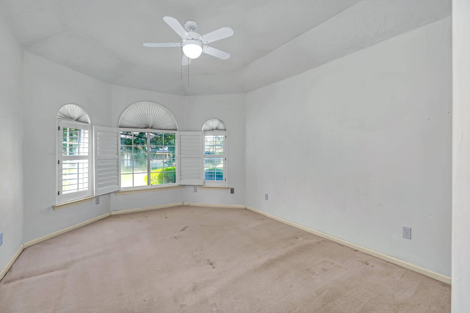 9484 N Woodmont Dr, Fresno, CA 93720