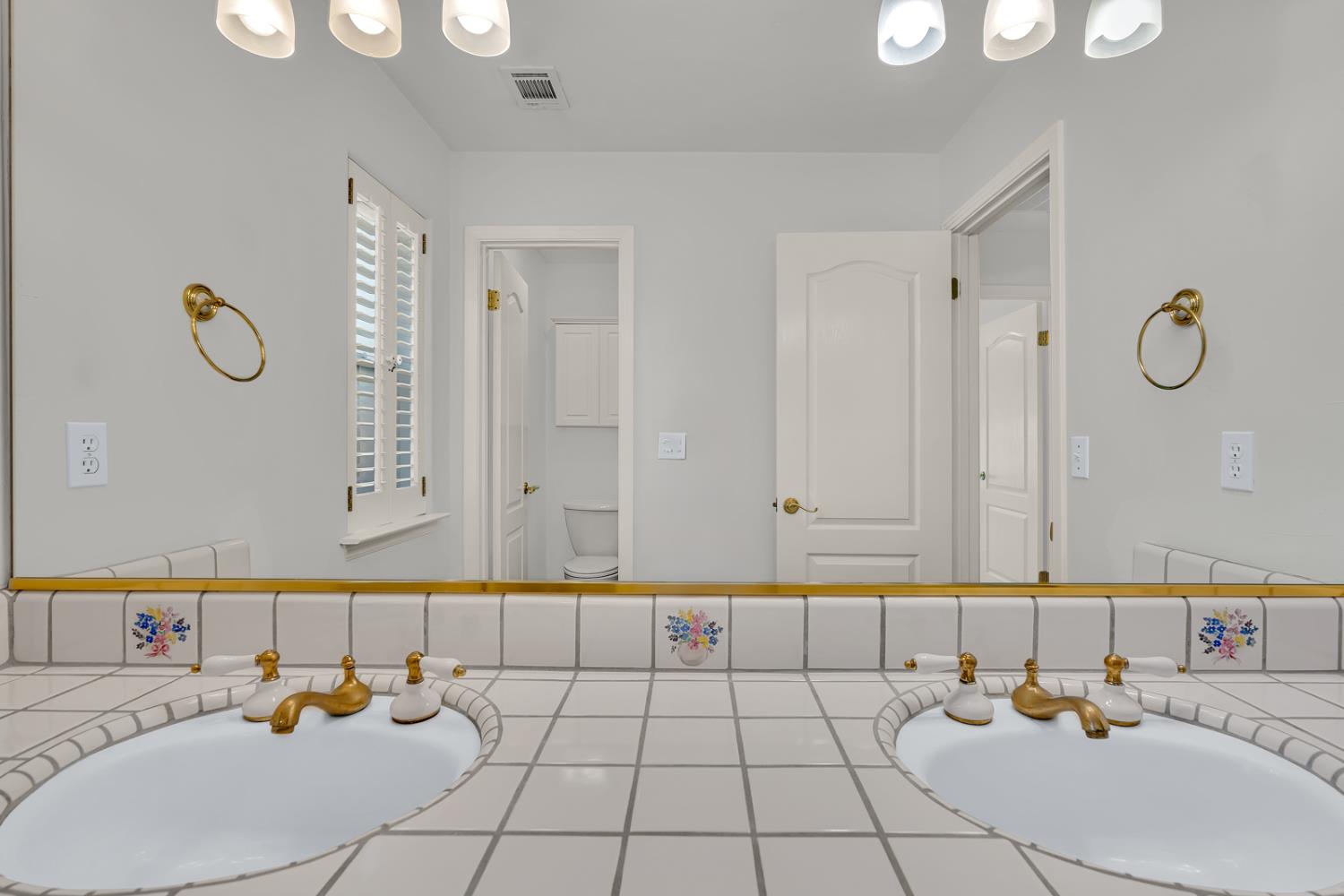 9484 N Woodmont Dr, Fresno, CA 93720