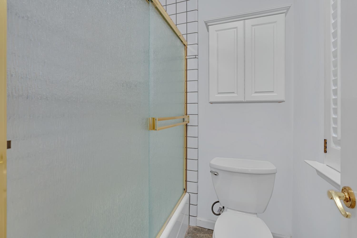 9484 N Woodmont Dr, Fresno, CA 93720